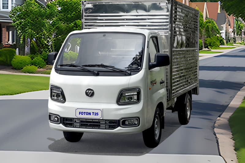 Foton T25 thùng kín chạy trong khu dân cư